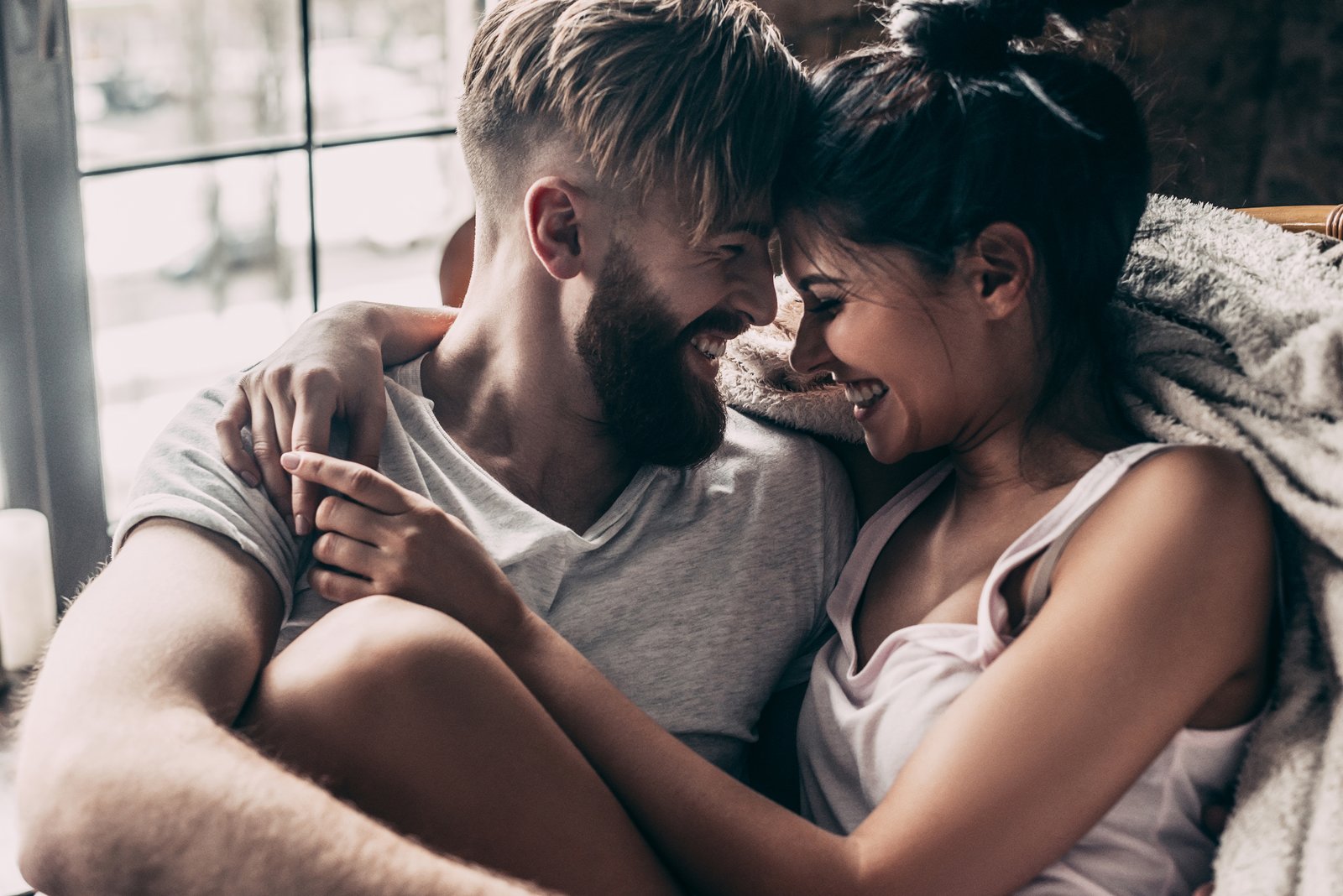 Cuddling couple - sex tips against lockdown boredom